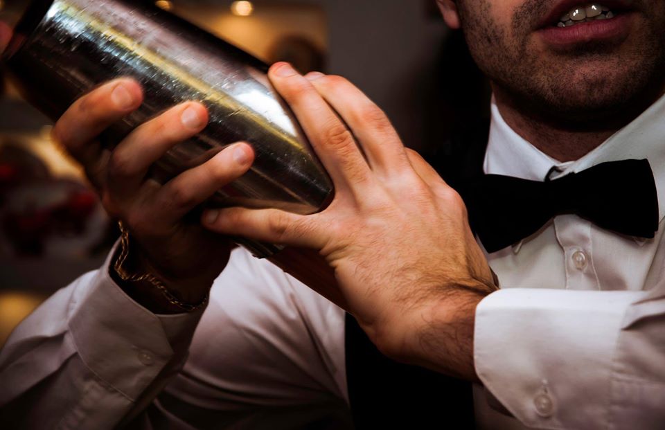 Bartender al lavoro